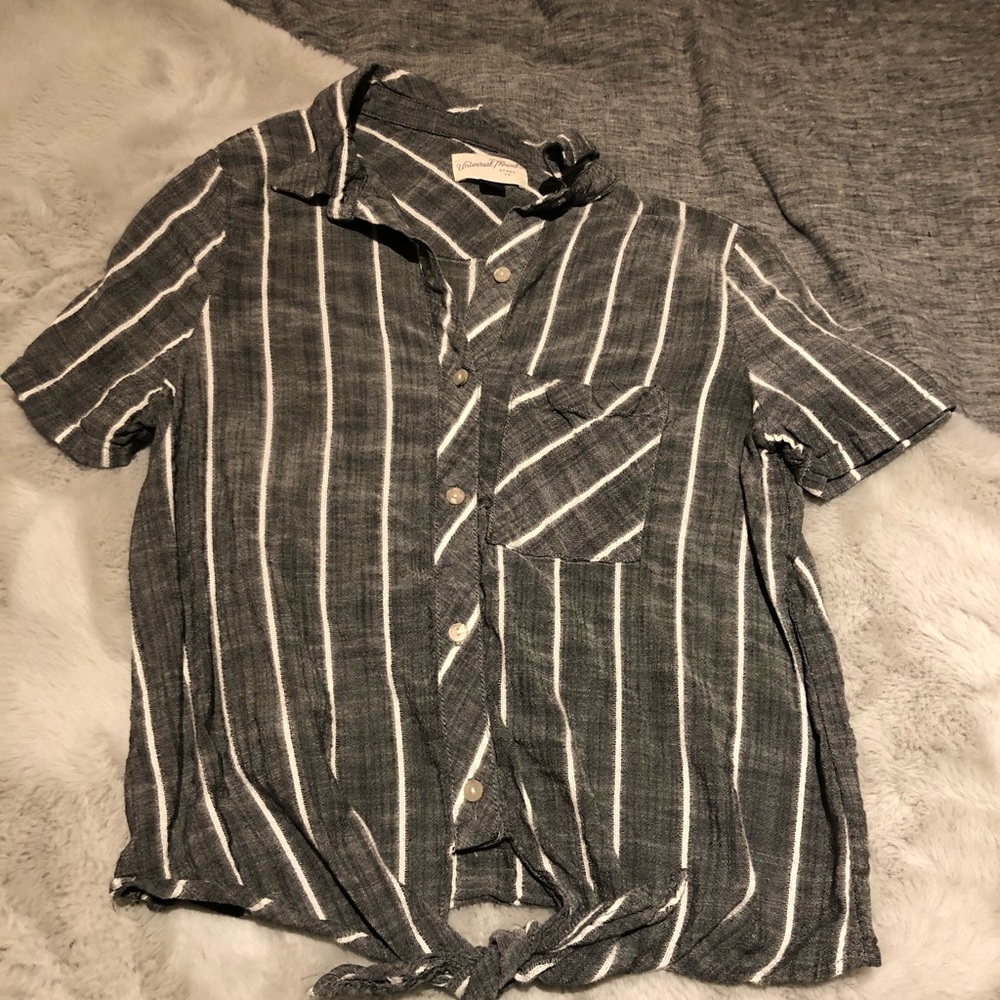 Universal Thred short sleeve button down top. S